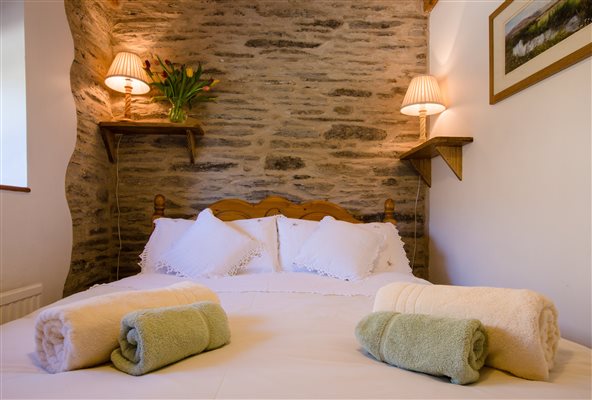 Bedroom in The Cartwheel cottage - child friendly with hot tub